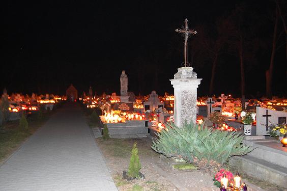 chroberski cmentarz nocą 1 listopada